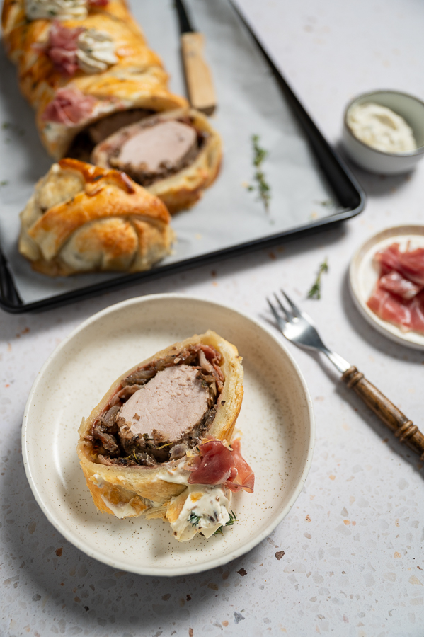 Bladerdeegrol met varkenshaas en parmaham
