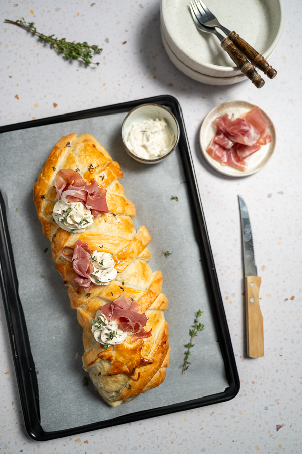 Bladerdeegrol met varkenshaas en parmaham