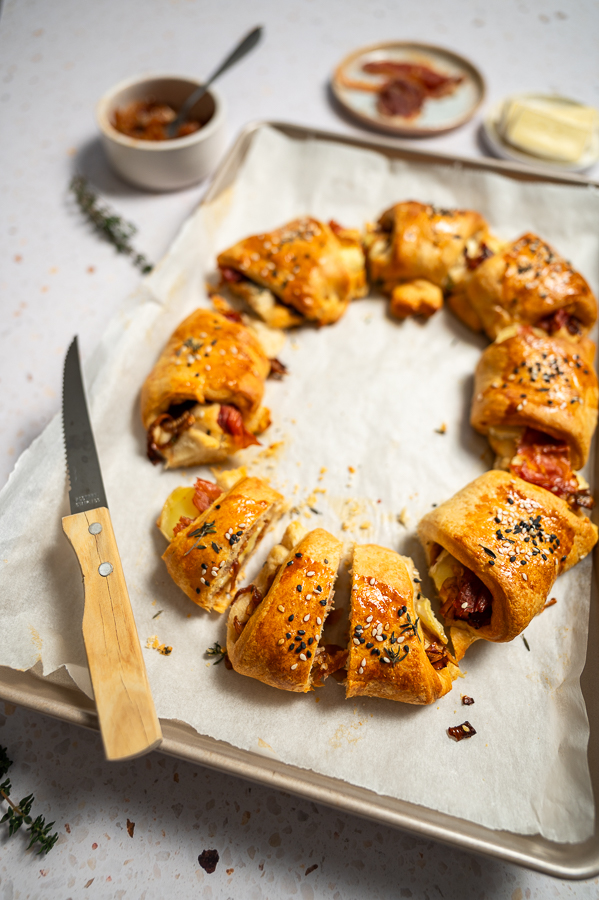Croissantkrans met brie en parmaham, borrelkrans