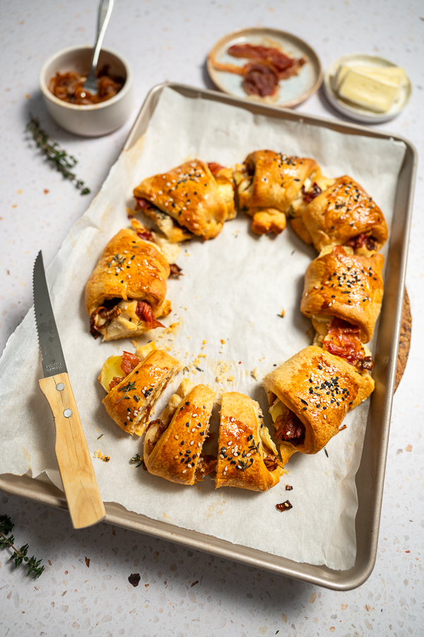 Croissantkrans met brie en parmaham