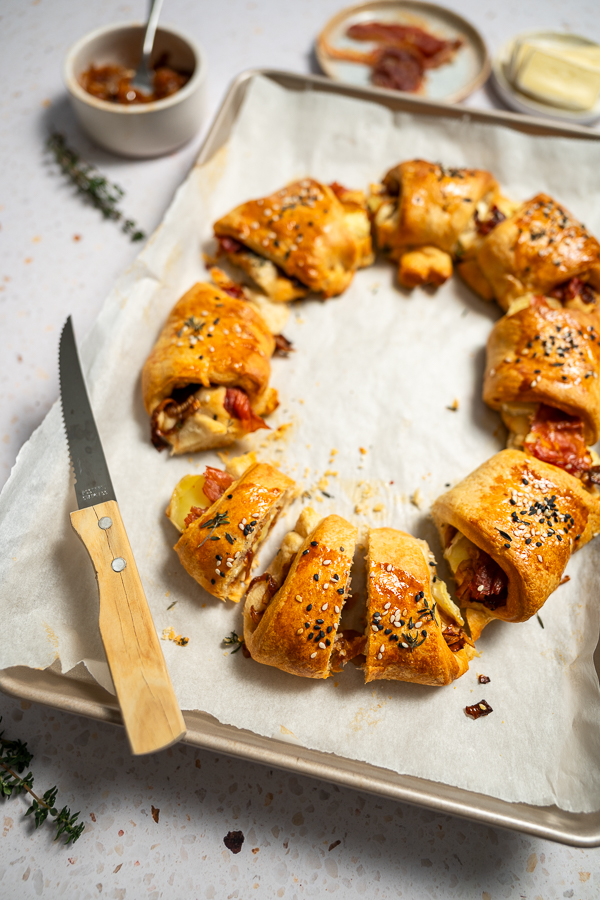 Croissantkrans met brie en parmaham