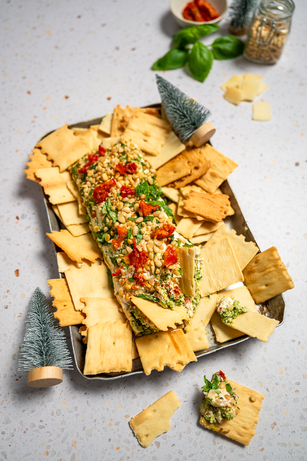 Borreldip van MonChou met pesto en Parmezaan