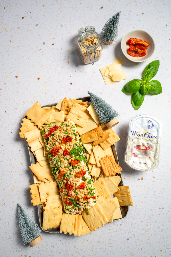 Borreldip van MonChou met pesto en Parmezaan