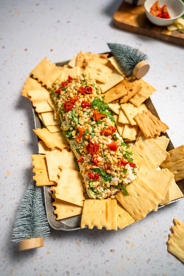 Borreldip van MonChou met pesto en Parmezaan