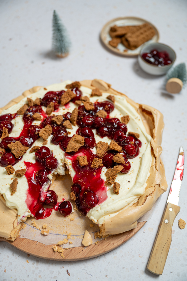Pavlova MonChoutaart met kersen