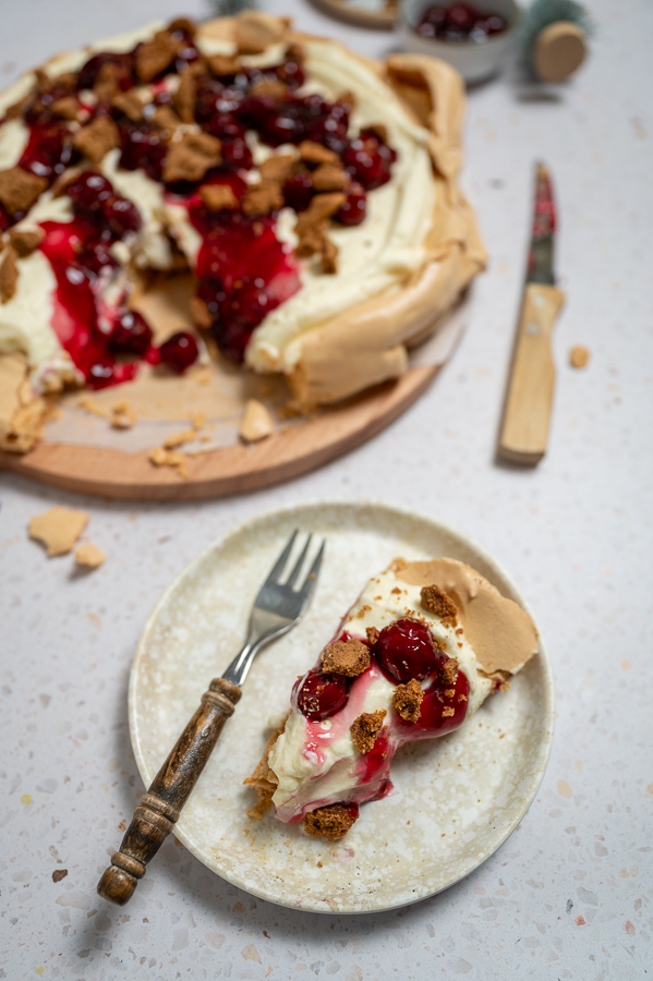 Pavlova MonChoutaart met kersen