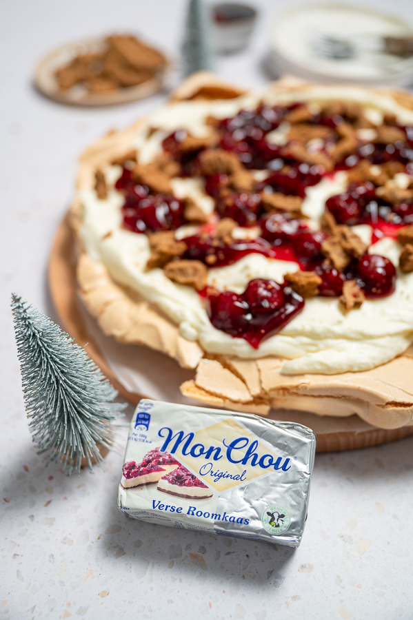 Pavlova MonChoutaart met kersen