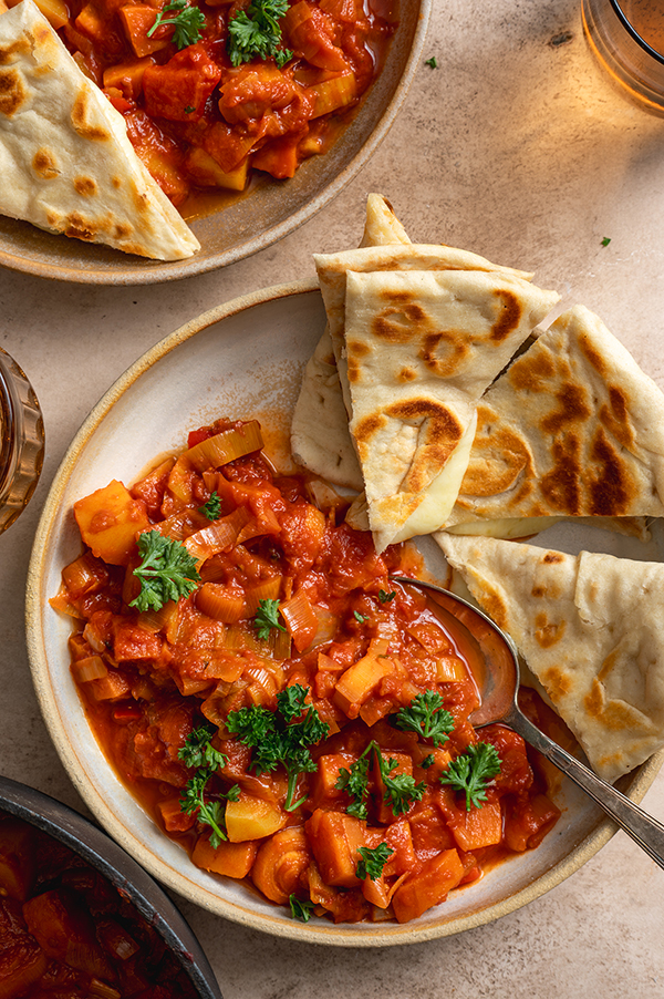 Groentestoof met harissa en tomaat met flatbreadtosti