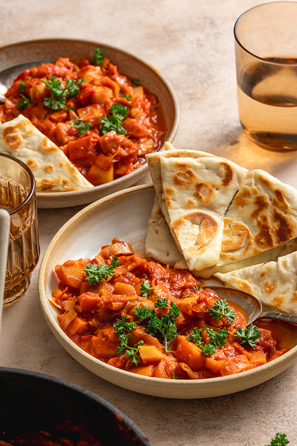 Groentestoof met harissa en tomaat met flatbreadtosti