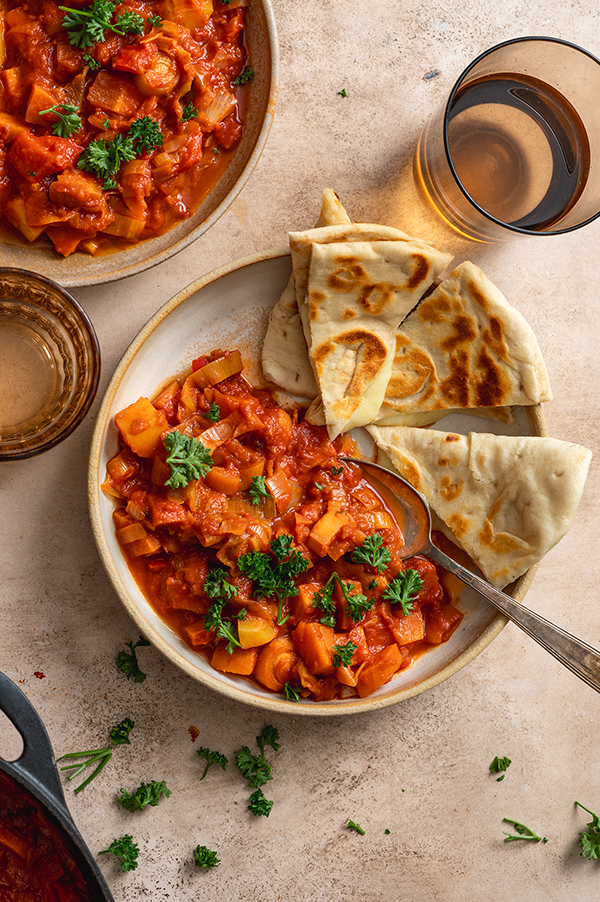 Groentestoof met harissa en tomaat met flatbreadtosti