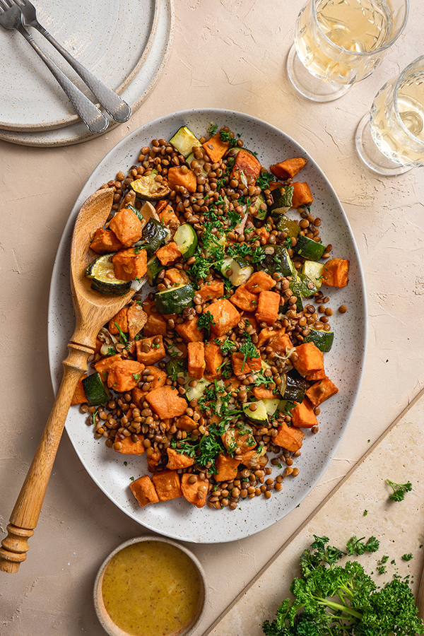 Linzensalade met zoete aardappel en courgette