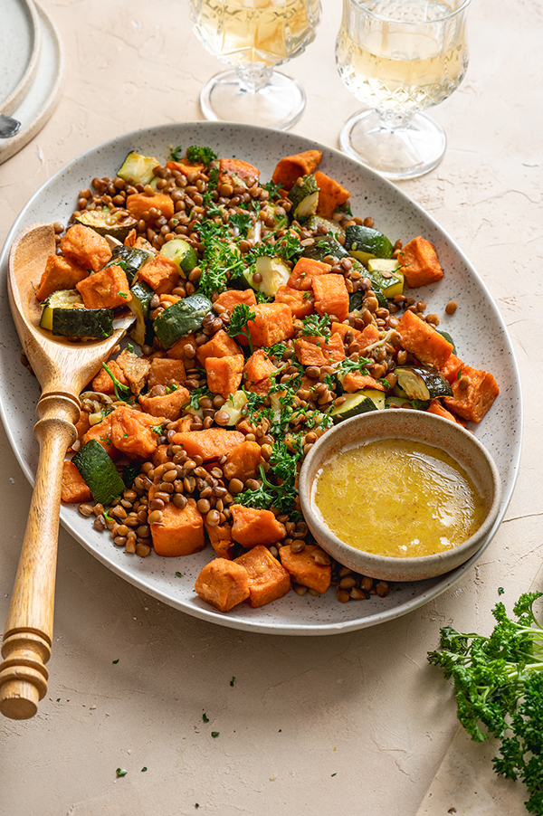 Linzensalade met zoete aardappel en courgette