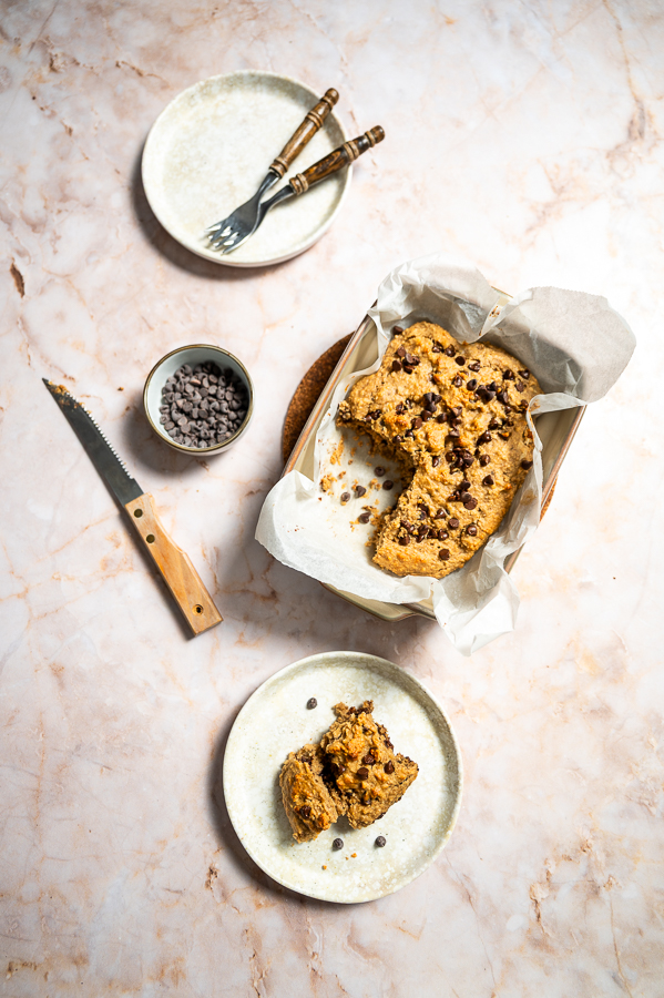 Blondies van havermout met pindakaas en chocolade