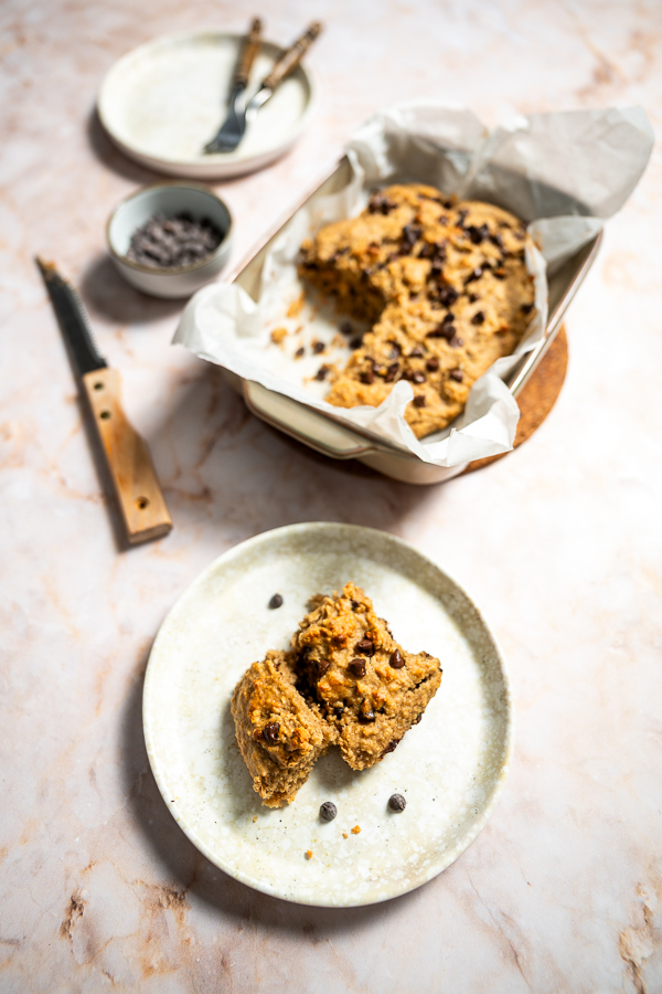 Blondies van havermout met pindakaas en chocolade