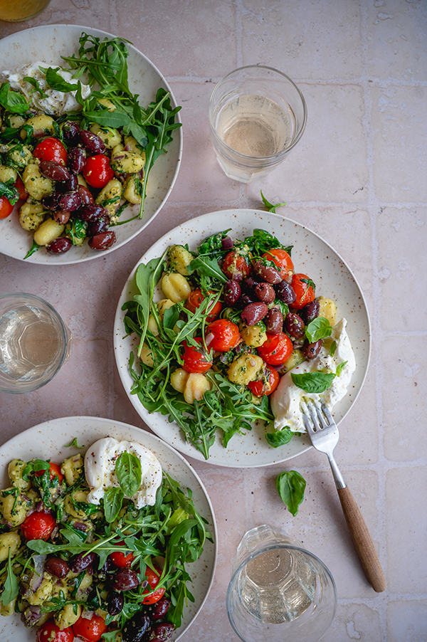 Romige gnocchi met groene pesto, burrata en olijf