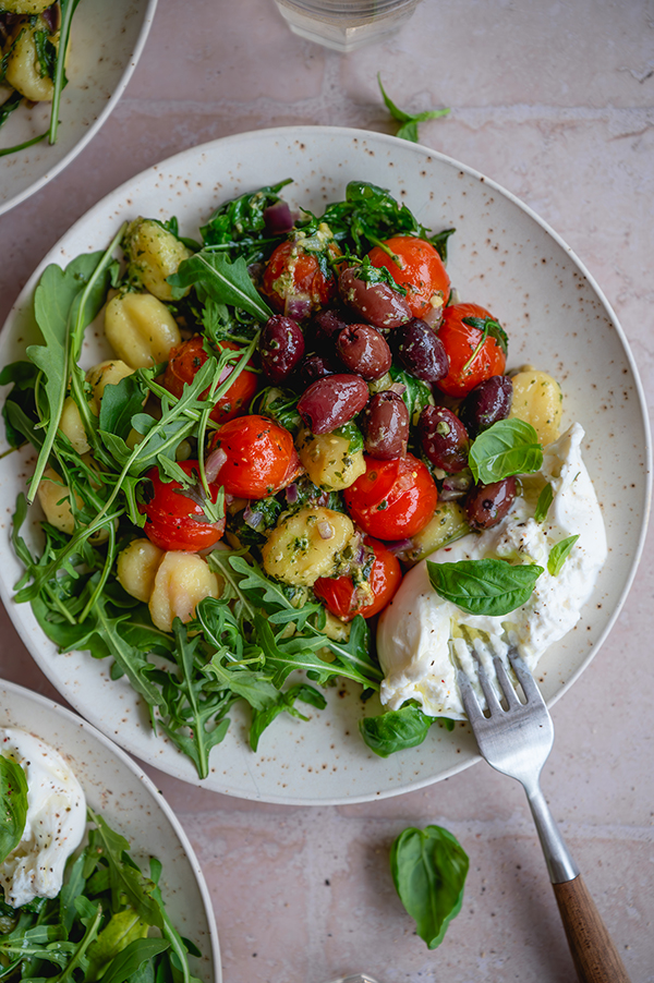 Romige gnocchi met groene pesto, burrata en olijf