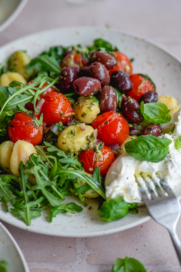 Romige gnocchi met groene pesto, burrata en olijf