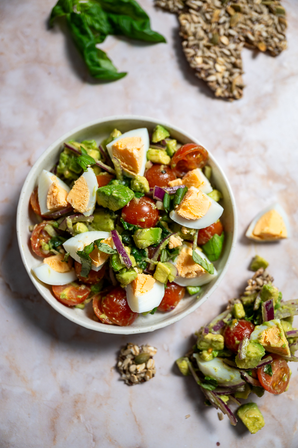 Lunchsalade van avocado met ei