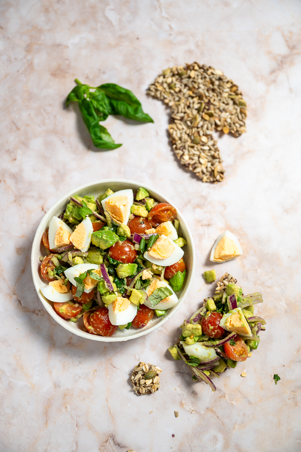 Lunchsalade van avocado met ei