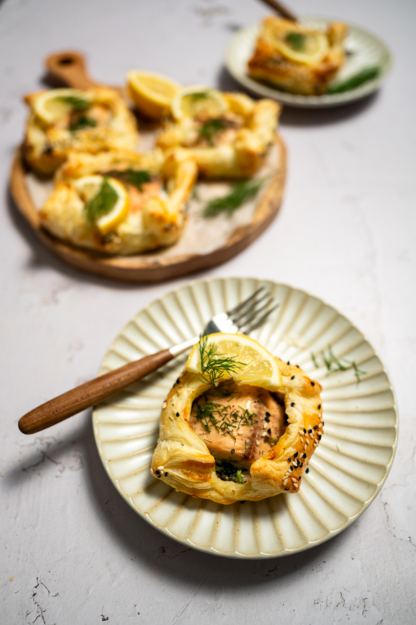 Bladerdeegpakketjes met zalm en spinazie