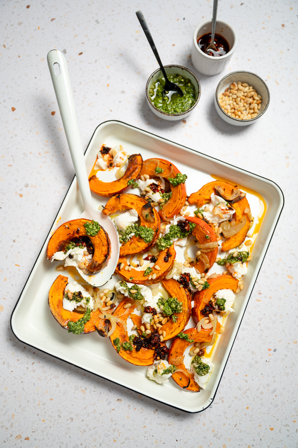 Geroosterde pompoen met mozzarella, pesto en crispy chili olie
