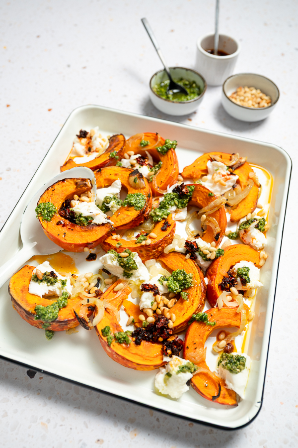 Geroosterde pompoen met mozzarella, pesto en crispy chili olie