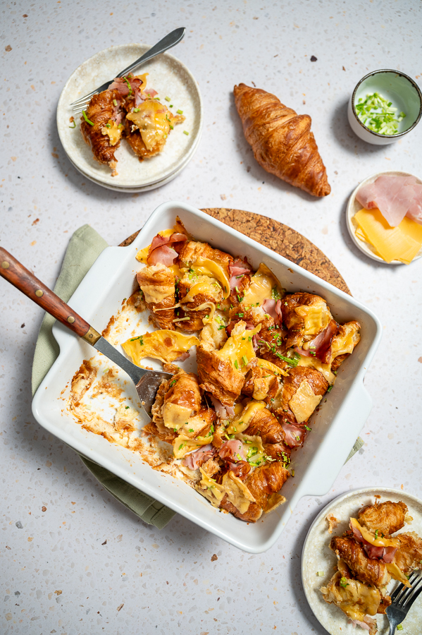 Hartige croissantbake met ham en kaas
