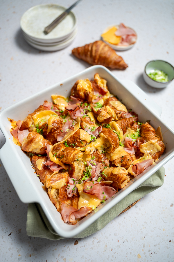 Hartige croissantbake met ham en kaas