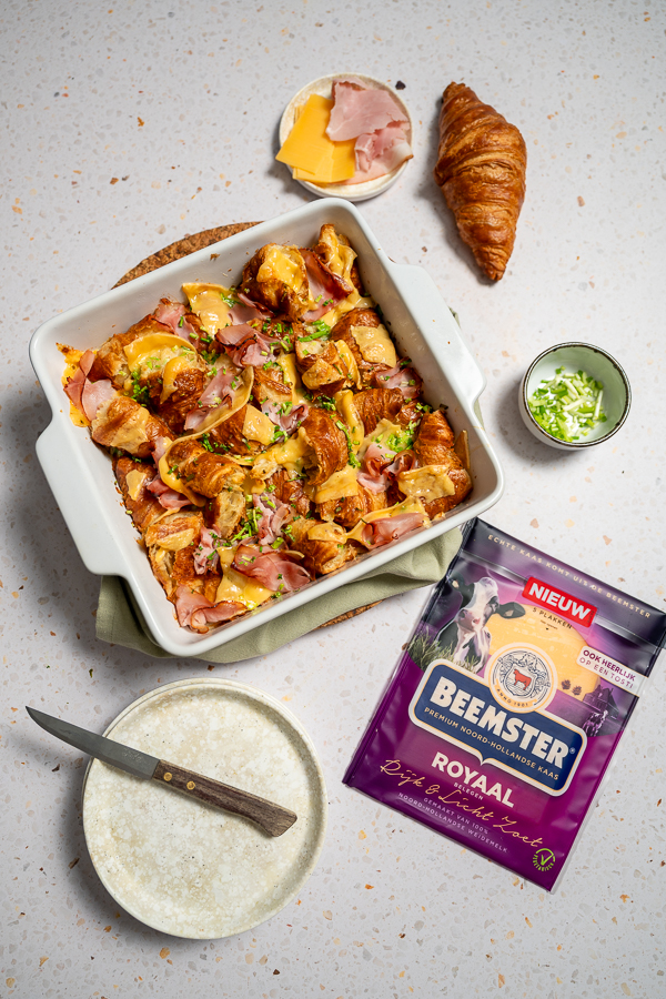 Hartige croissantbake met ham en kaas