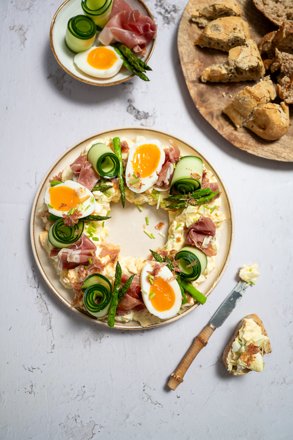 Eiersalade met parmaham en groene asperge