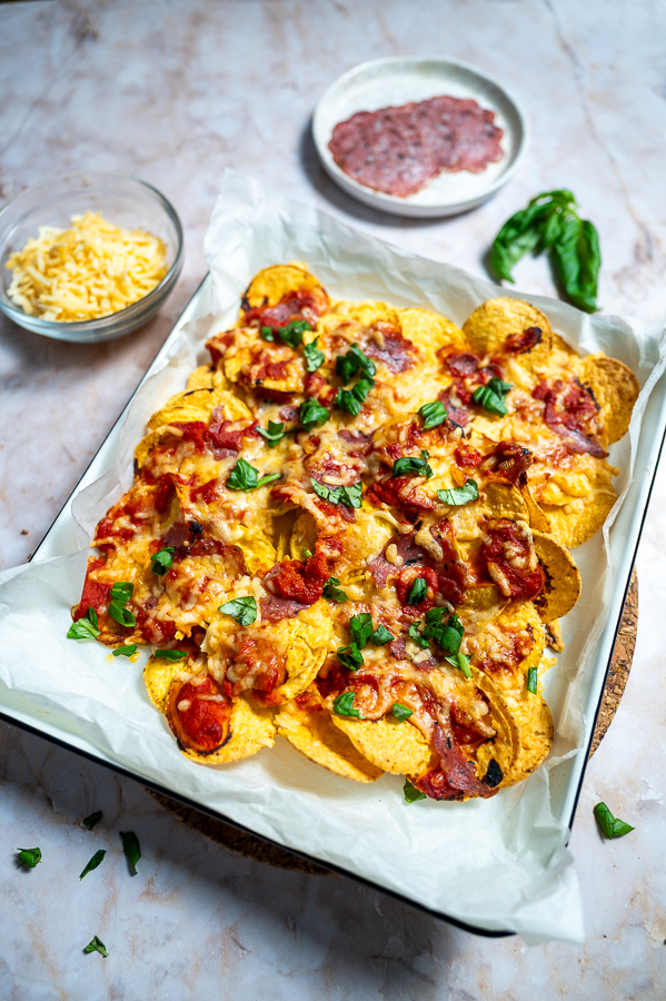 Pizza salami nacho's