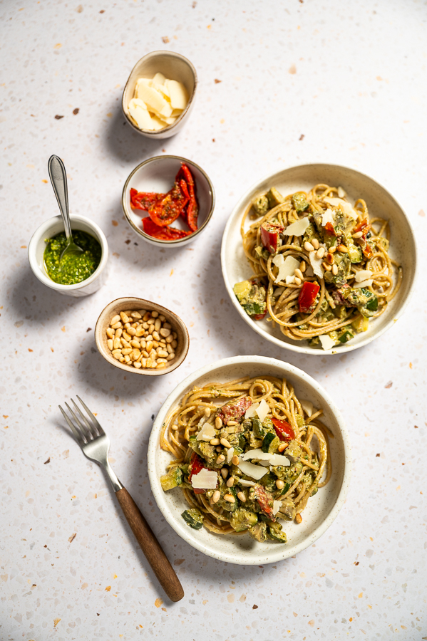 Spaghetti pesto met champignons en courgette