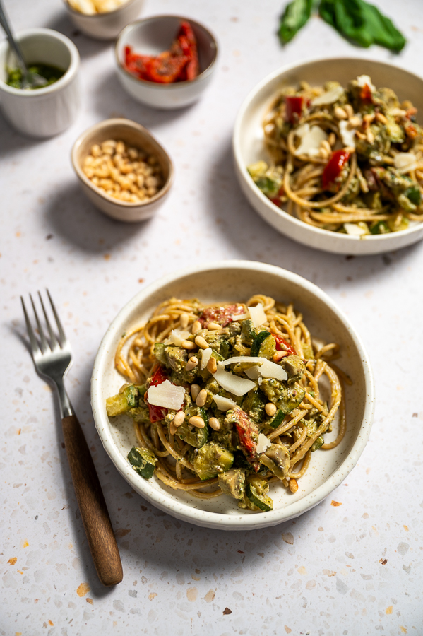 Spaghetti pesto met champignons en courgette