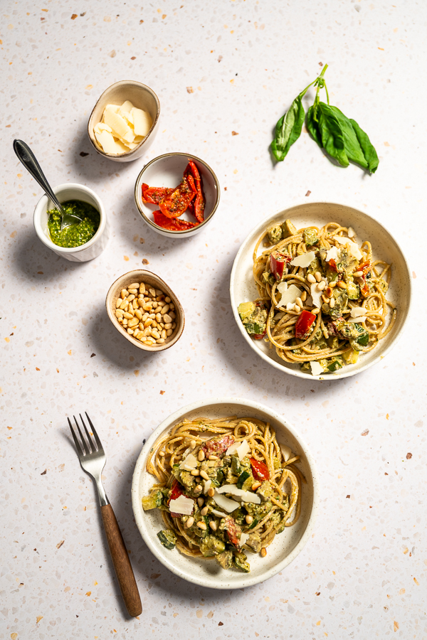 Spaghetti pesto met champignons en courgette
