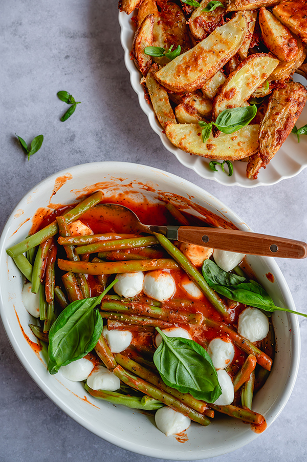 Knapperige parmezaanaardappeltjes met sperziebonen in tomatensaus