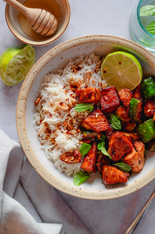 Oosterse zalm met courgette en rijst