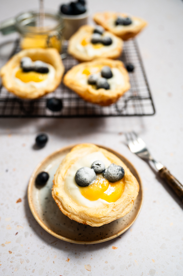 Kwarkbakjes van bladerdeeg met lemon curd en blauwe bessen