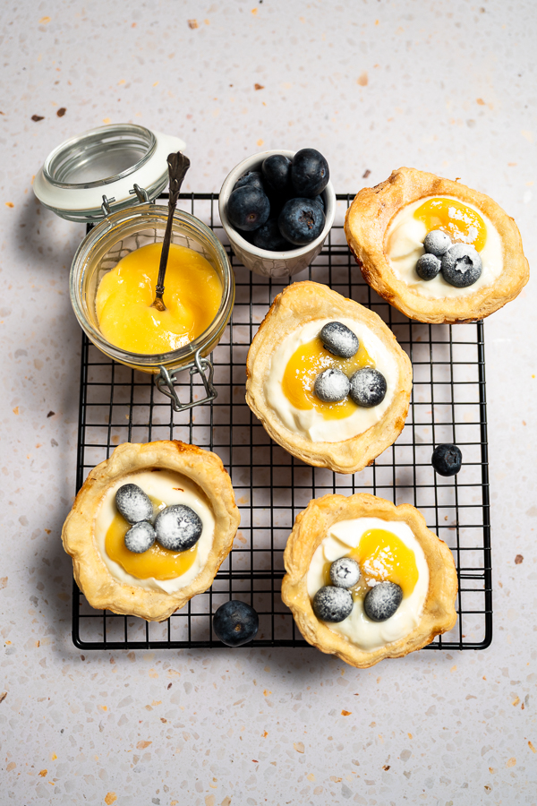 Kwarkbakjes van bladerdeeg met lemon curd en blauwe bessen