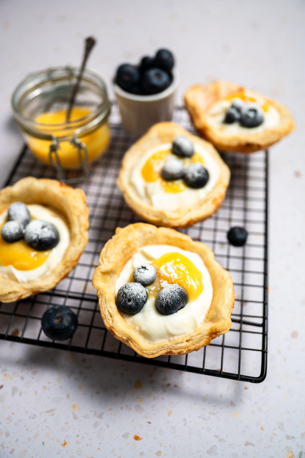 Kwarkbakjes van bladerdeeg met lemon curd en blauwe bessen