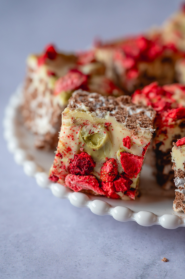 Crispy rice bars met pistache en aardbei