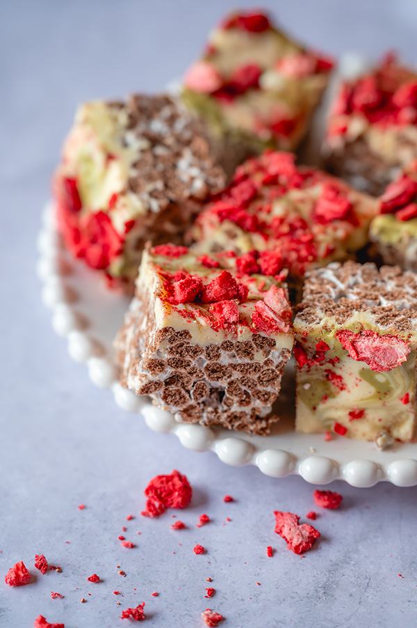 Crispy rice bars met pistache en aardbei