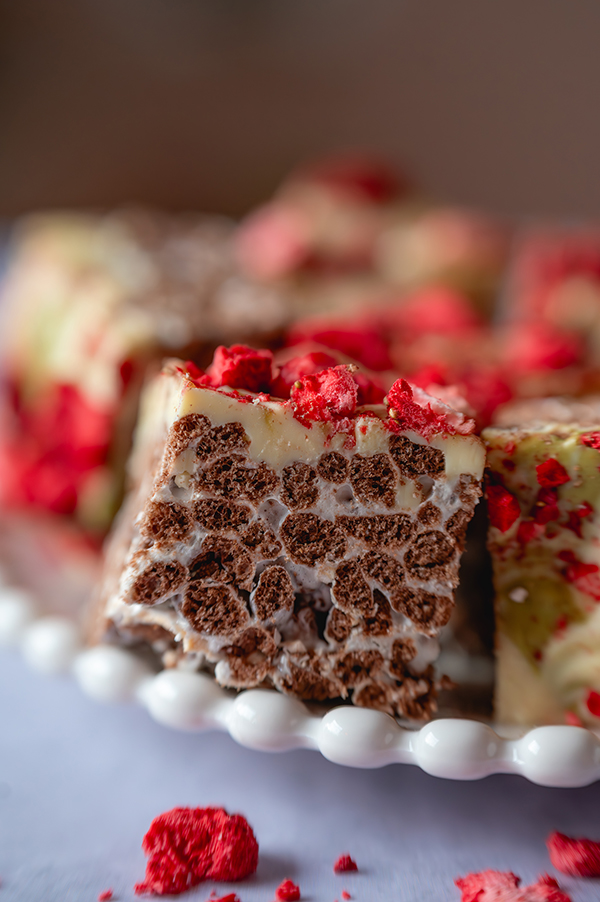 Crispy rice bars met pistache en aardbei