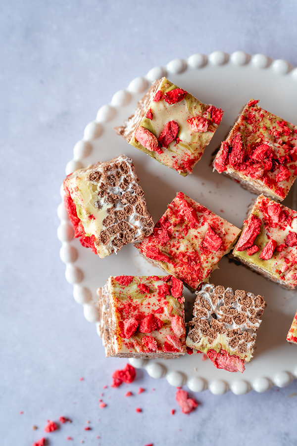 Crispy rice bars met pistache en aardbei
