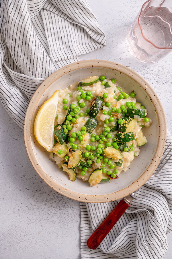 Lente risotto met tuinerwten, Parmezaanse kaas en citroen