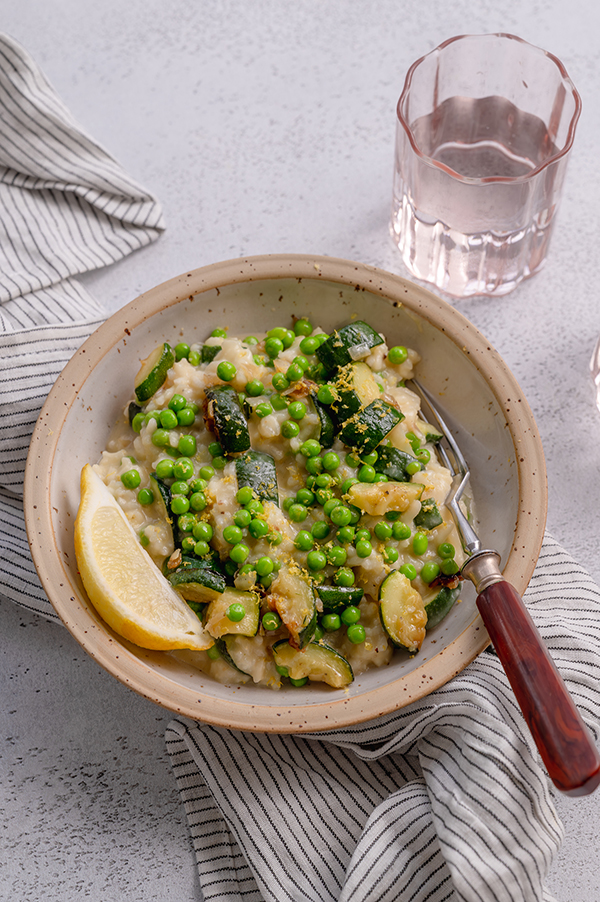 Lente risotto met tuinerwten, Parmezaanse kaas en citroen