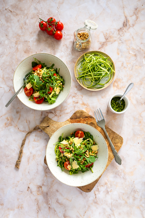 Courgetti met pesto, tomaatjes en Parmezaan 