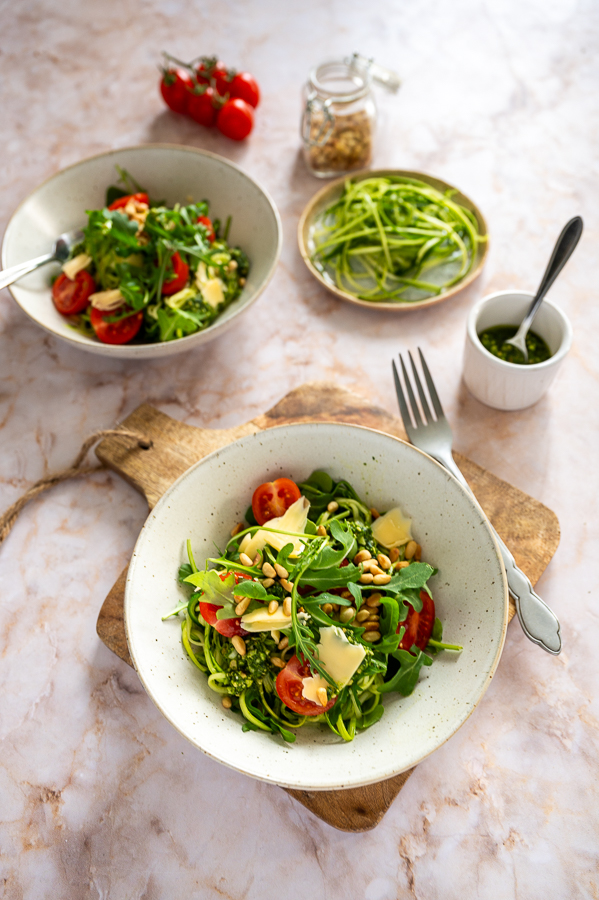 Courgetti met pesto, tomaatjes en Parmezaan