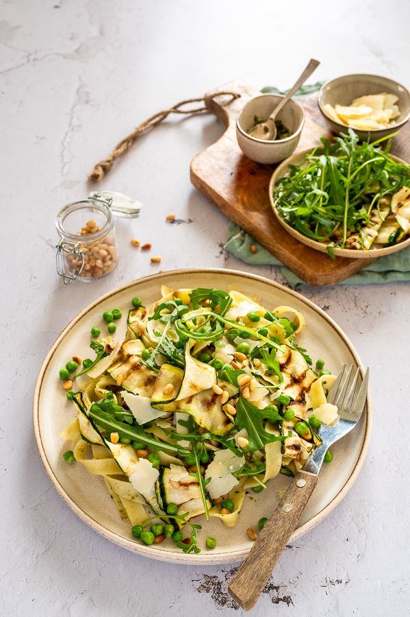Pasta met gegrilde courgette en groene pesto