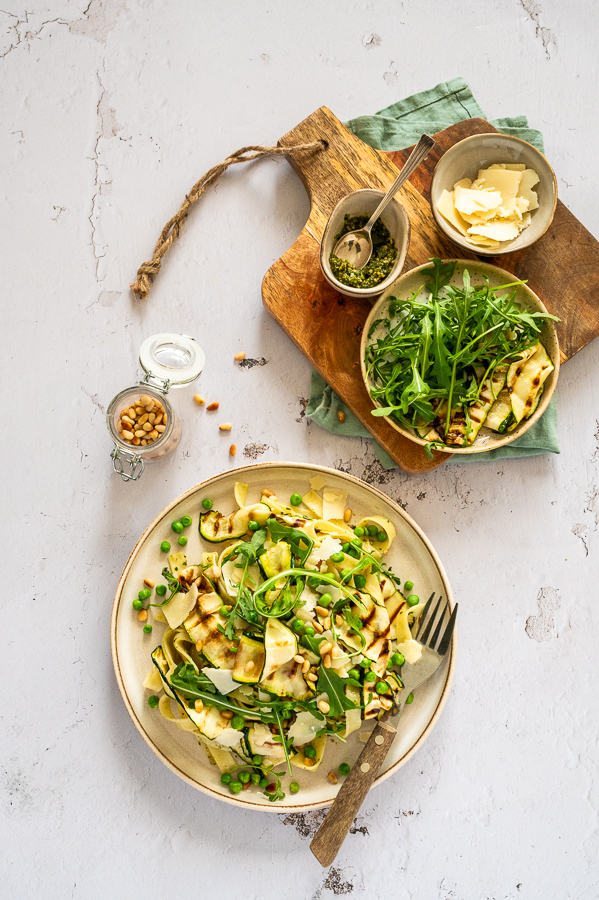 Pasta met gegrilde courgette en groene pesto  