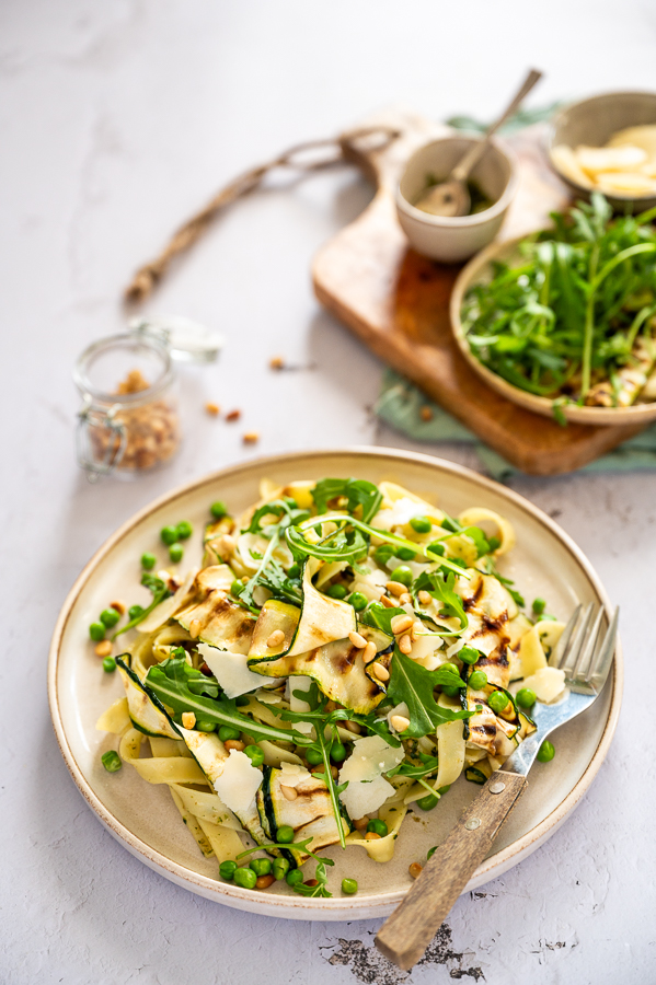 Pasta met gegrilde courgette en groene pesto